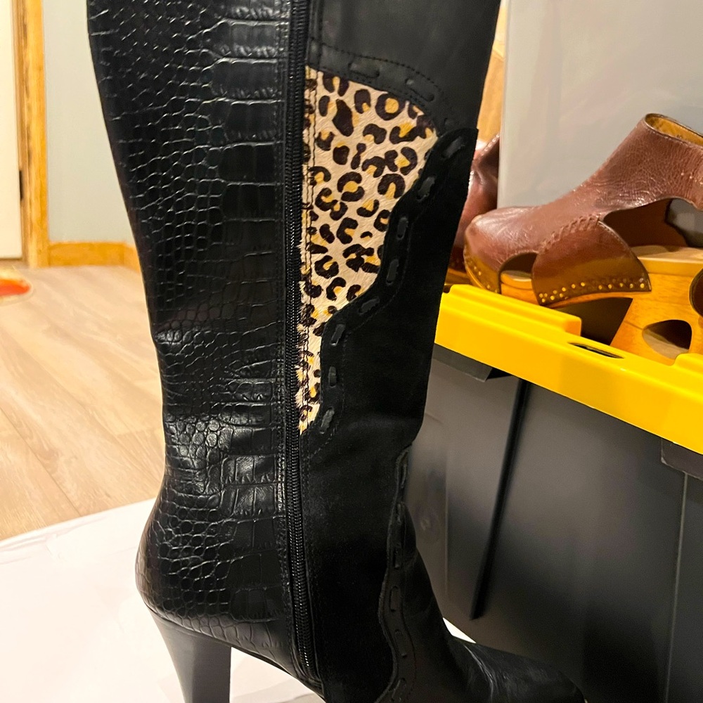 Heeled leather boots